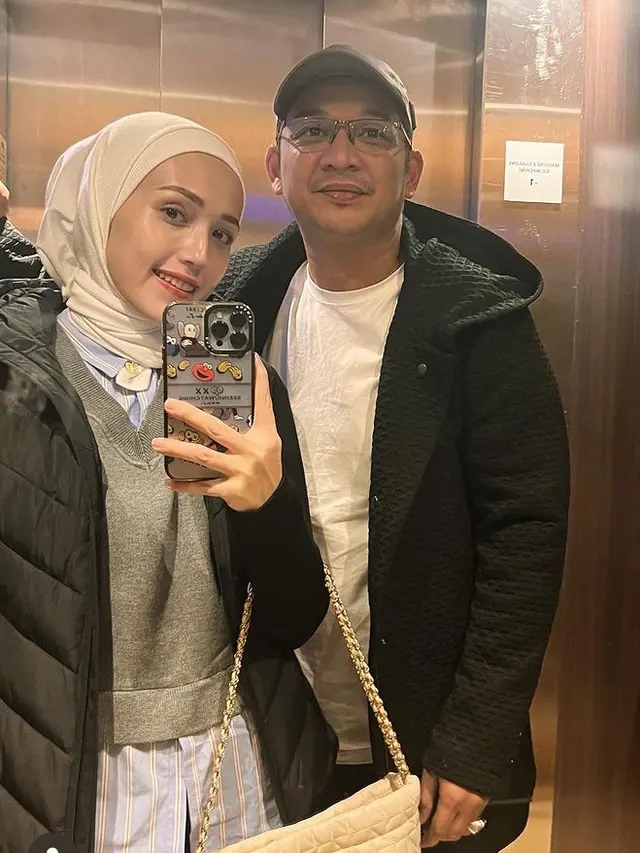 Gaya Adelia Pasha Liburan di Paris Bersama Suami saat Ramadan. [@adeliapasha]