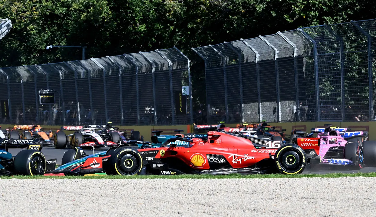 Momen mobil milik pembalap Scuderia Ferrari, Charles Leclerc dari gravel setelah terjadi senggolan dengan Lance Stroll di tikungan 3 dalam balapan Formula 1 GP Australia di Sirkuit Albert Park, Melbourne, pada Minggu (2/4/2023). (AFP/Paul Crock)