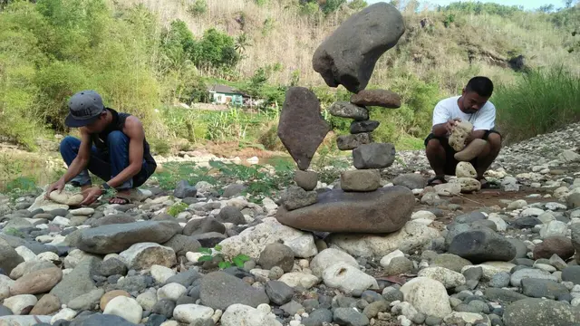 Suryadi bersama temannya membuat batu bertumpuk