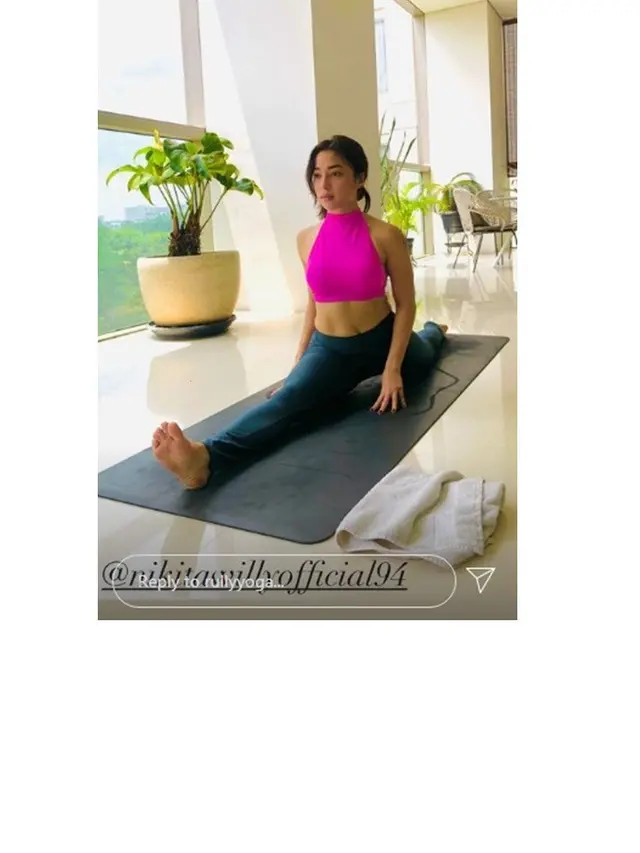 6 Potret Nikita Willy dan Indra Priawan saat Yoga Bareng, Kompak Banget