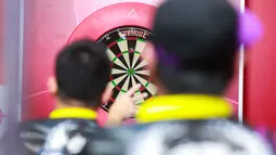 Ini adalah gelar kedua bagi Tirta Suparjo pada 2025. Pada April lalu, Tirta juga menjadi yang terbaik di Darts National Competition Series 01 2025. (Bola.com/M Iqbal Ichsan)