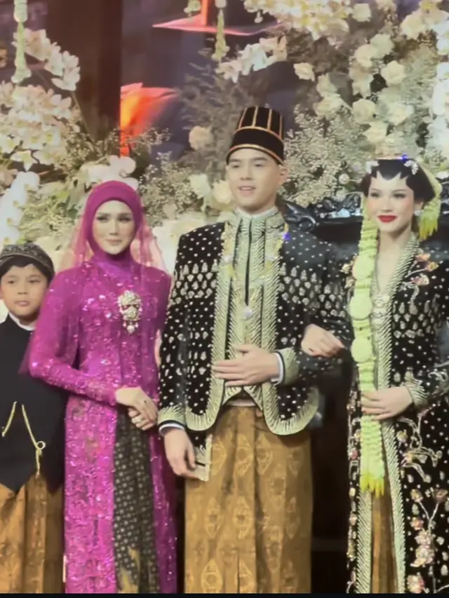 Mulan Jameela dan Kedua Putrinya, Tiara Serta Safeea di Acara Ngunduh Mantu Al Ghazali dan Alyssa Daguise.