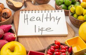 Awal tahun sering kali identik dengan semangat baru, namun juga dibayangi tekanan untuk menjadi “versi terbaik” dari diri sendiri. Resolusi hidup sehat pun kerap dibuat terlalu ambisius—olahraga setiap hari, pola makan super ketat, hingga jadwal hidup yang nyaris tanpa jeda. (foto/dok: freepik/KamranAydinov.)