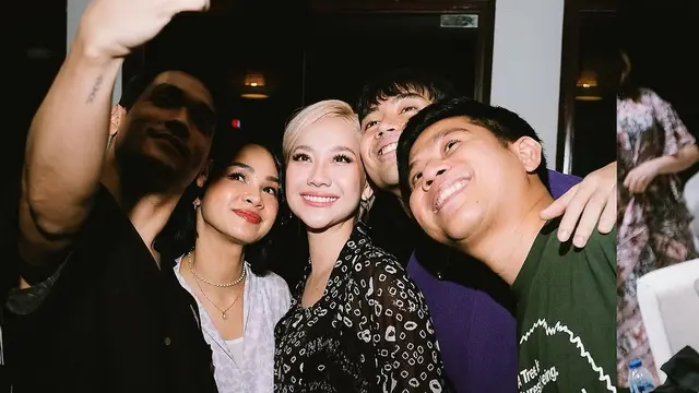 Momen Seru Buka Bersama para Musisi di Rumah Ariel Noah