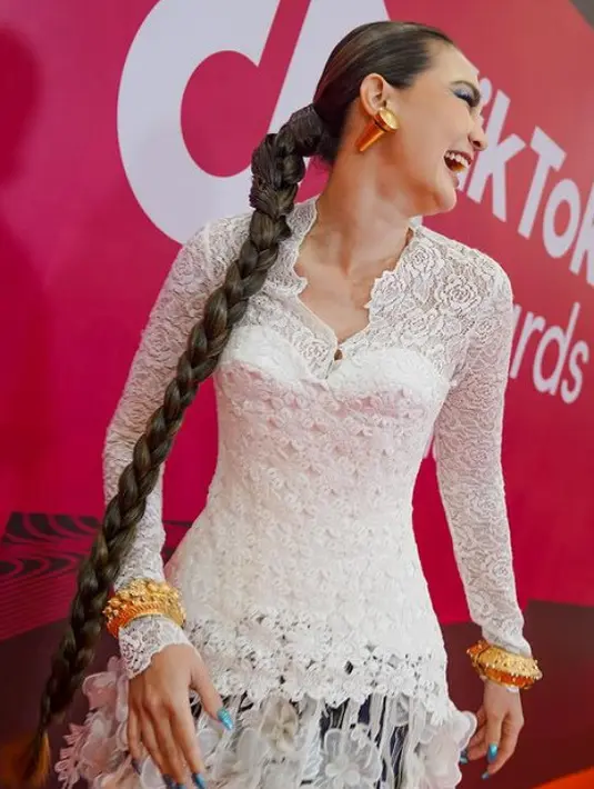 Melengkapi penampilannya, Luna mengenakan anting-anting subeng keemasan dan gelang serasi dari Manjusha Nusantara. [@lunamaya]