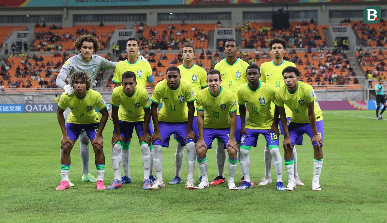 <p>Para pemain starting XI Timnas Brasil U-17 berfoto sebelum dimulainya laga pertama Grup C Piala Dunia U-17 2023 menghadapi Timnas Iran U-17 di Jakarta International Stadium (JIS), Jakarta, Sabtu (11/11/2023). (Bola.com/Ikhwan Yanuar)</p>