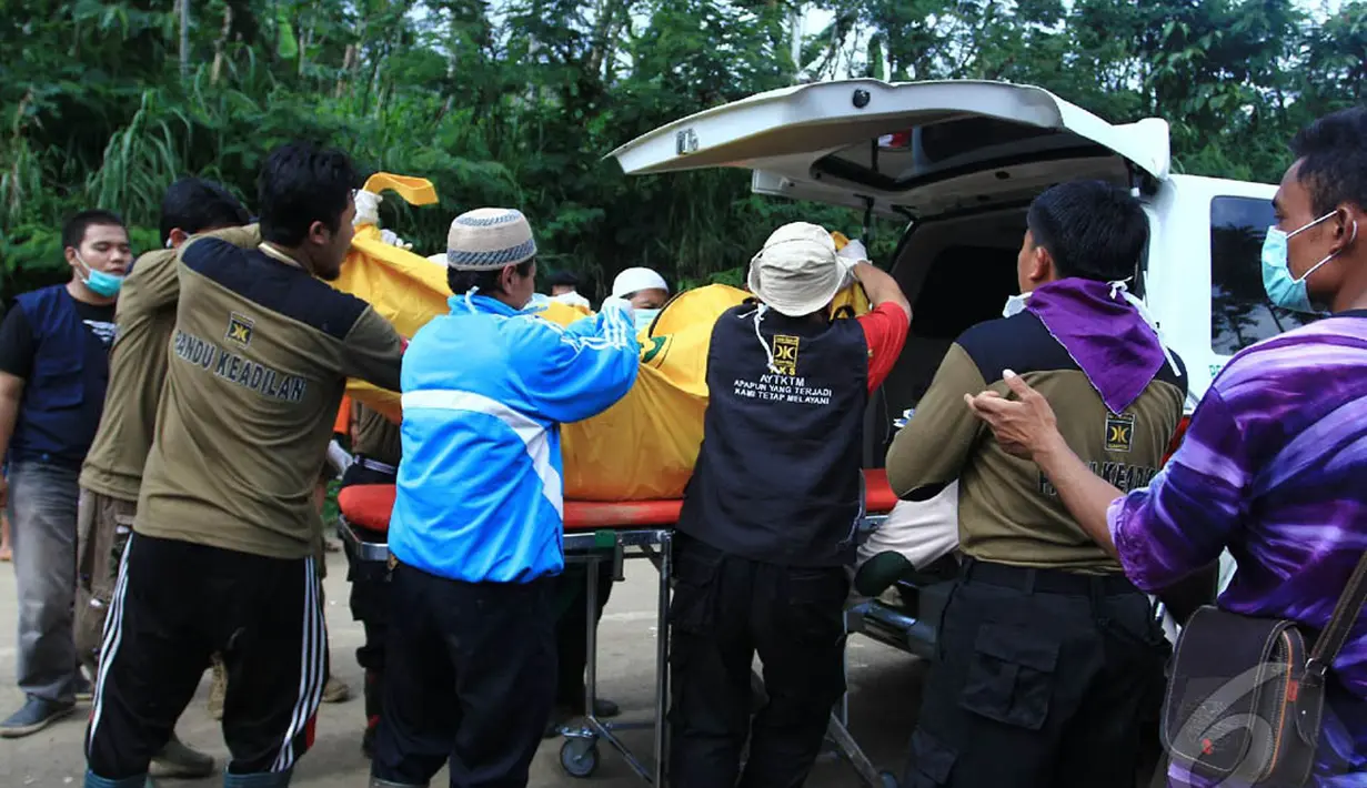 Tim SAR memasukkan kantong jenazah korban longsor Banjarnegara, Jateng ke dalam mobil ambulan, Selasa (16/12/2014). (Liputan6.com/Edhie Prayitno)