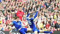 Mesut Ozil cetak gol pertama Arsenal ke gawang Everton (AFP/Glyn Kirk)