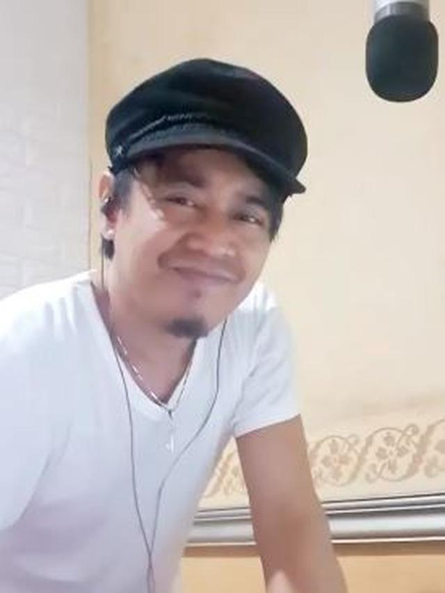 6 Potret Ian Kasela saat Tak Pakai Kacamata Hitam, Bikin Pangling