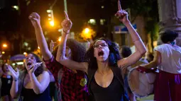 Sejumlah wanita berteriak saat menggelar aksi protes pelarangan aborsi di Rio de Janeiro, Brasil (13/11). Para demonstran ini meminta aborsi dilegalkan dalam kasus pemerkosaan dan kehamilan yang mengancam kehidupan. (AFP Photo/Mauro Pimentel)