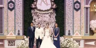 Anisha Rosnah dan Pangeran Mateen menghadiri pernikahan teman mereka orang Thailand, seorang miliarder Thailand Aiyawatt Srivaddhanaprabha dan CEO King Power Group dan presiden Leicester City Football Club. [E Paper on Facebook]