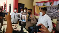 Polsek Tarumajaya rilis wajah dua terduga teroris yang menjadi penadah motor curian di wilayah Setu, Kabupaten Bekasi, Jawa Barat. (Foto: Istimewa)