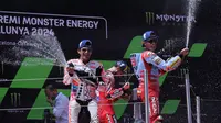 Jorge Martin dan Marc Marquez saat naik podium Main Race MootoGP Catalunya 2024 hari Minggu (26/05/2024). (LLUIS GENE / AFP)