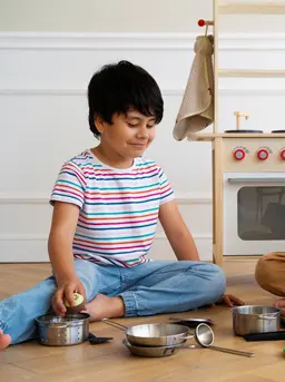 Bagi anak, konsep adil memang belum langsung matang. Di usia kecil mereka biasanya mengira adil berarti semua harus sama banyak, sama besar, dan sama persis. (foto/dok: freepik)
