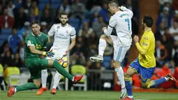 Aksi Cristiano Ronaldo melepaskan tembakan ke gawang Las Palmas pada laga La Liga Santander di Santiago Bernabeu stadium, Madrid, (5/11/2017). Real Madrid menang 3-0. (AP/Francisco Seco)