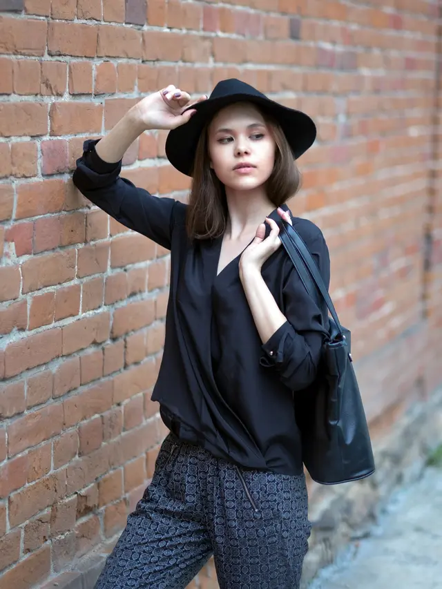 4 Inspirasi Outfit Traveling yang Stylish dan Nyaman, Bikin Penampilan Makin Kece di Jalan