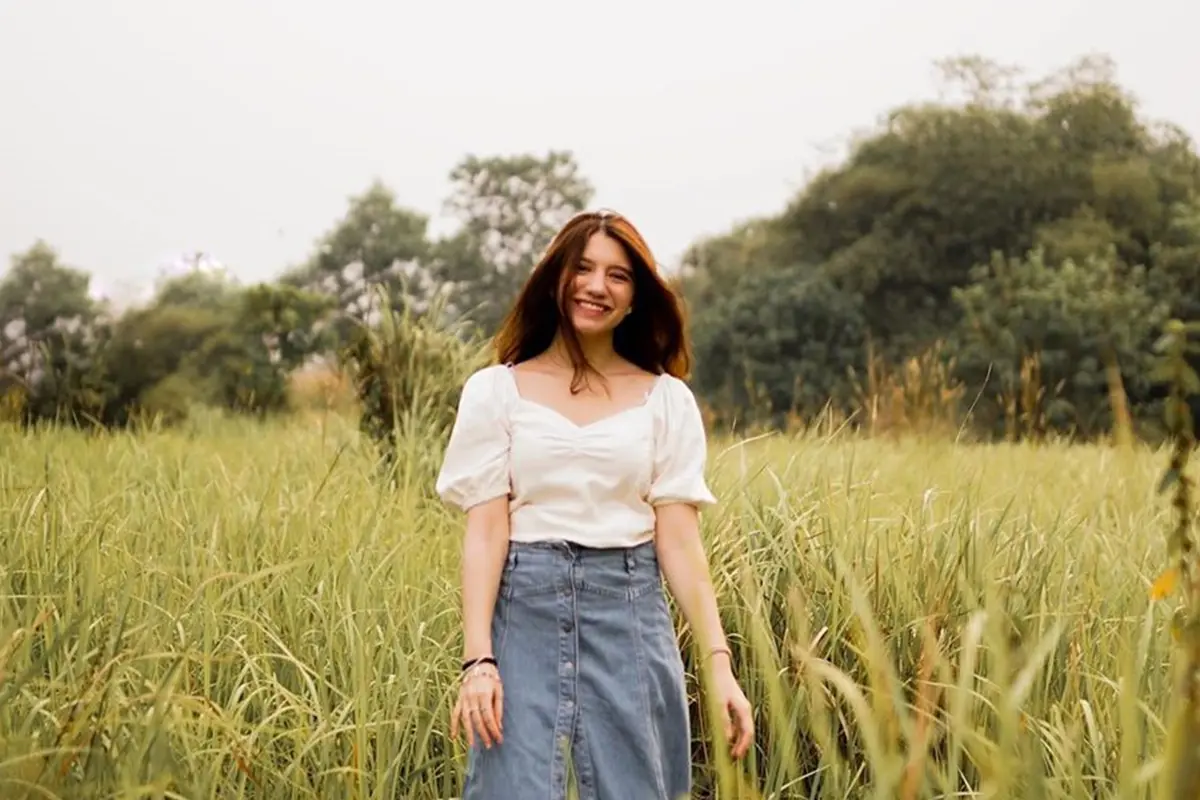 FOTO: Gaya Cassandra Lee Saat Bermain di Tengah Sawah, Tampil Santai