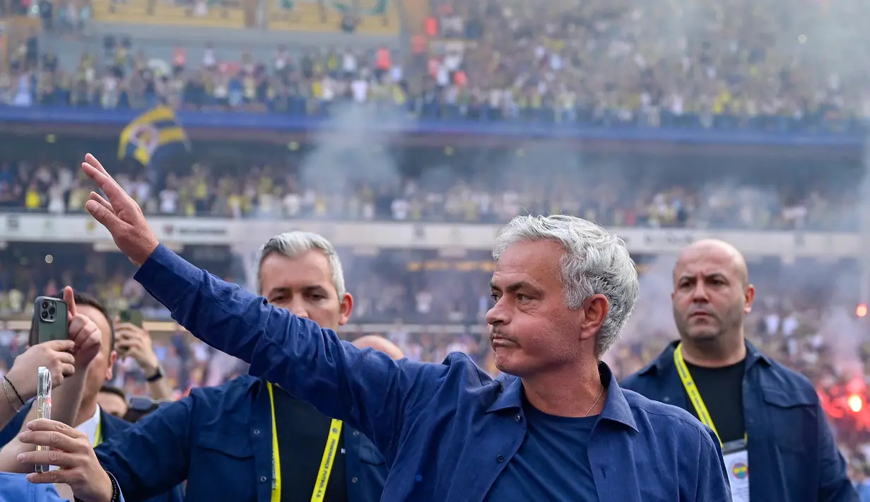 Pelatih asal Portugal, Jose Mourinho yang pernah memenangkan Liga Champions bersama Porto dan Inter Milan, mengaku belum pernah bekerja sejak dipecat oleh tim Serie A Italia, AS Roma, pada Januari 2024. (Yasin AKGUL/AFP)