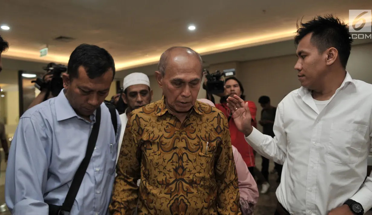 Mantan Kas Kostrad Kivlan Zen saat akan menjalani pemeriksaan di Gedung Bareskrim Mabes Polri, Jakarta, Senin (13/5/2019). Saat ini, Mabes Polri telah mencabut status cegah kepada Kivlan Zen. (merdeka.com/Iqbal Nugroho)