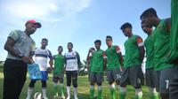 Pelatih Laga FC, Uston Nawawi saat memberikan instruksi kepada anak asuhnya saat berlangsungnya sesi latihan tim menghadapi Indonesia Soccer Championship (ISC) B. (Bola.com/Fahrizal Arnas) 