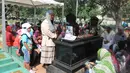 Sejumlah masyarakat melakukan ziarah kubur di makam Almarhum Ustad Jefri Al- Buchori. Jakarta, (23/6/14) (Liputan6.com/Herman Zakharia) 