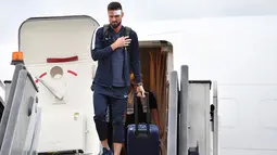 Penyerang Timnas Prancis,  Olivier Giroud dengan kepala diperban turun dari pesawat setibanya di bandara Sheremetyevo Moskow, Minggu (10/6). Giroud bersama salah satu tim unggulan Piala Dunia 2018, Prancis, tiba di Rusia. (AFP/Yuri KADOBNOV)