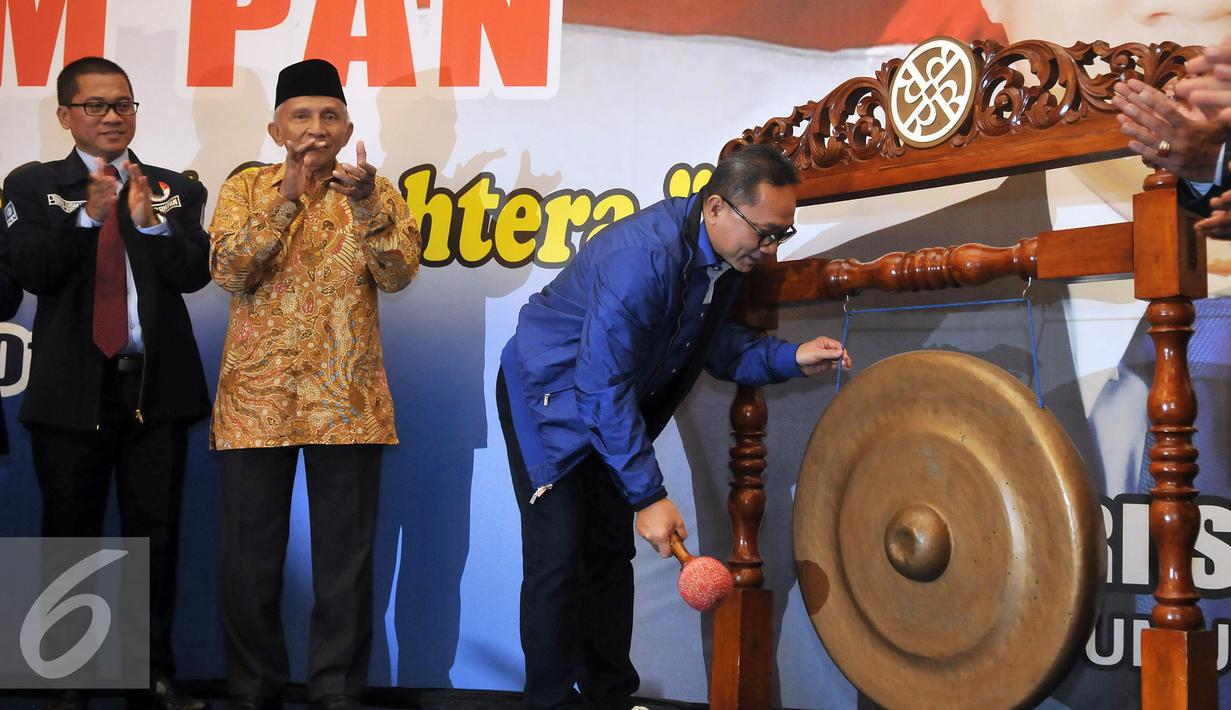 Ketua Umum PAN Zulkifli Hasan memukul gong saat membuka Kongres BM PAN didampingi Ketua Dewan Pertimbangan PAN, Amien Rais (kedua kiri) dan Ketua Umum Barisan Muda PAN Yandri Susanto di Jakarta, Sabtu, (20/8). (Liputan6.com/Johan Tallo)