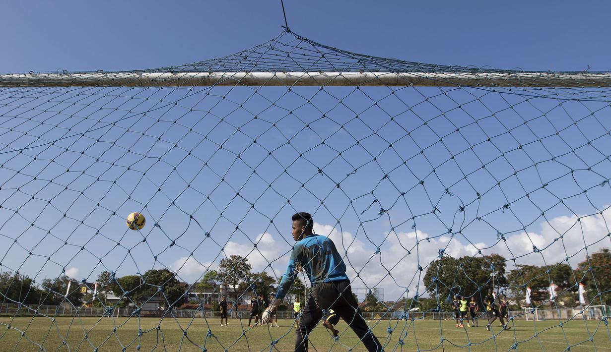 Suasana latihan Mitra Kukar jelang laga Piala Presiden melawan Bali United di Lapangan Samudra Kuta, Bali, Selasa (9/1/2015). (Bola.com/Vitalis Yogi Trisna)