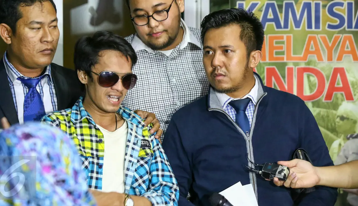 Reza Pahlevi bersama kuasa hukumnya memberikan keterangan usai melaporkan Indra Bekti ke Polda Metro Jaya, Jakarta, Selasa (2/2). Artis Indra Bekti dilaporkan ke Polda terkait dugaan perbuatan cabul terhadap anak di bawah umur.(Liputan6.com/Yoppy Renato)