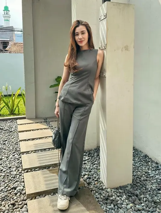 Aaliyah Massaid tampil dengan setelan warna abu-abu. Dari atasan sleeveless dipadukan celana panjang oversizenya serta sepatu putih. Sambil membawa hand bag warna senada dengan pakaiannya. [@aaliyah.massaid]