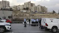 Petugas keamanan Israel memeriksa sebuah mobil setelah terjadinya upaya serangan di pos pemeriksaan az-Za'ayyem di Tepi Barat yang diduduki Israel pada 25 November 2020. Penyerang menabrakkan mobil terhadap pasukan keamanan di luar Yerusalem, kata otoritas Israel. (Xinhua/Muammar Awad)