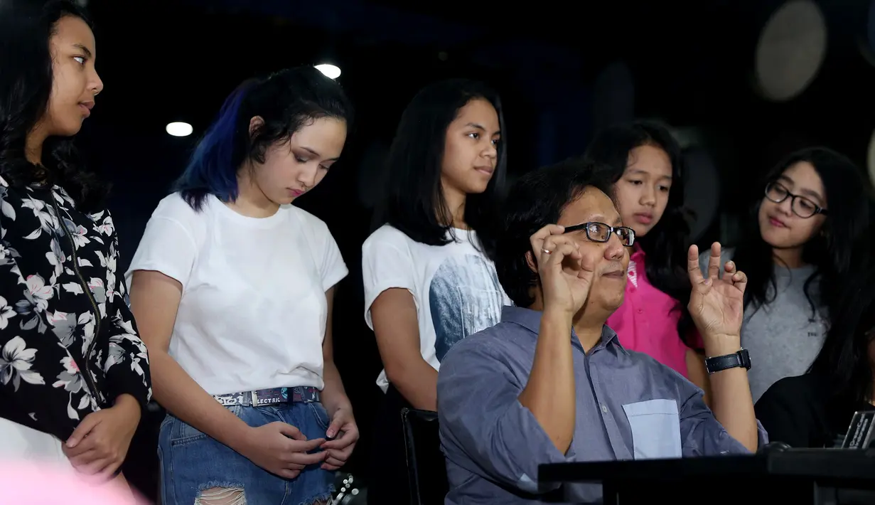 Erwin memberikan pengarahan kepada anak didiknya yang lolos seleksi DARR. Anak-anak muda bertalenta ini dibuatkan album dan konser. (Andy Masela/Bintang.com)