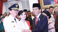 Presiden Jokowi memberikan ucapan selamat kepada Ahok usai acara pelantikan Gubernur di Istana Negara, Rabu (19/11/2014). (Liputan6.com/Faizal Fanani)