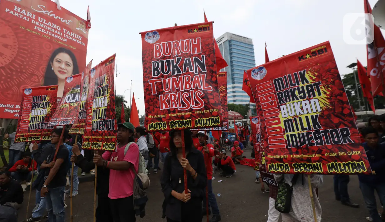 Buruh yang tergabung dalam Gerakan Buruh Bersama Rakyat (Gebrak) menggelar demonstrasi di depan Gedung DPR, Jakarta, Senin (13/1/2020). Massa menyuarakan penolakan mereka terhadap Omnibus Law Rancangan Undang-Undang Cipta Lapangan Kerja. (Liputan6.con/Johan Tallo)