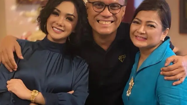 Keakraban Yuni Shara dan Nur Afni Octavia.