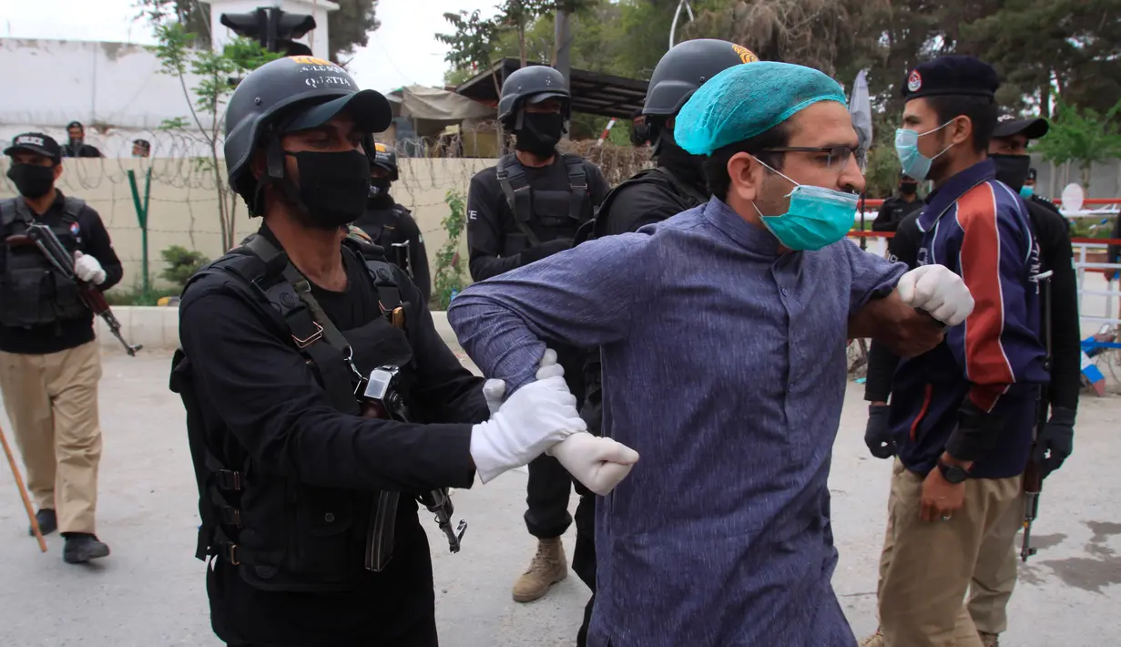 Polisi menangkap dokter saat aksi demonstrasi di Pakistan, Senin (6/4/2020). Kepolisian Pakistan mengatakan 30 orang diamankan karena dokter dan perawat tidak mengikuti larangan pertemuan publik saat lockdown diberlakukan untuk melawan penyebaran virus. (AP Photo/Arshad Butt)