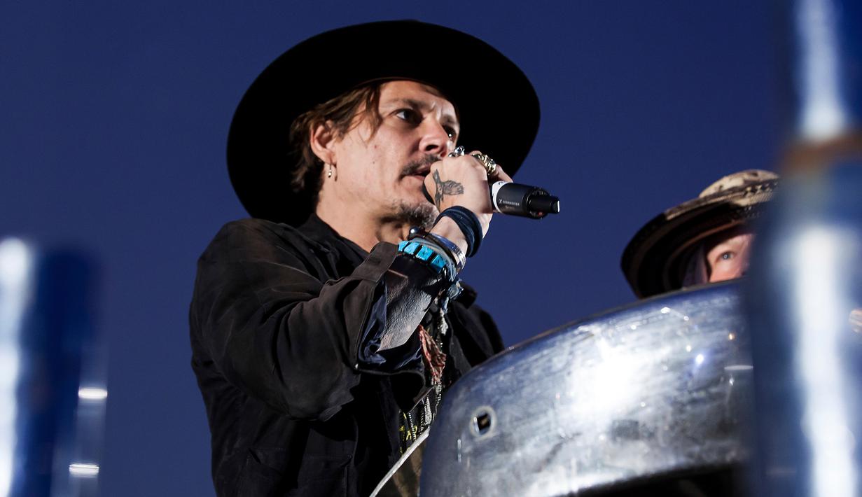 Aktor Johnny Depp saat mempresentasikan film terbarunya berjudul The Libertine di festival musik Glastonbury di Worthy Farm, di Somerset, Inggris, (22/6). (Photo by Grant Pollard/Invision/AP)