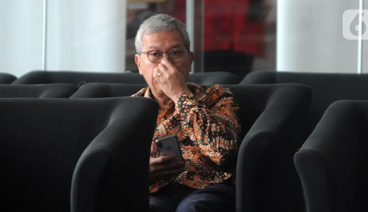 Sekjen Kementerian Kelautan dan Perikanan (KKP) Nilanto Perbowo menunggu panggilan petugas untuk menjalani pemeriksaan di Gedung KPK, Jakarta, Selasa (15/10/2019). Nilanto Perbowo diperiksa untuk tersangka Direktur PT Navy Arsa Sejahtera Mujib Mustofa. (merdeka.com/Dwi Narwoko)