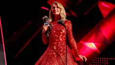 Aktris Paris Hilton berada di atas panggung selama iHeartRadio Music Awards 2018 di Inglewood, California, AS (11/3). Paris Hilton tampil dengan anjing Chihuahua peliharaannya. (AFP Photo/Christopher Polk)