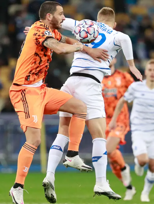 Bek Juventus, Leonardo Bonucci berebut bola dengan pemain Dynamo Kiev, Vladyslav Supriaha pada laga pembuka penyisihan Grup G Liga Champions di Stadion NSK Olimpiyskiy, Rabu (21/10/2020) dinihari WIB. Tak bisa  diperkuat Cristiano Ronaldo, Juventus menang 2-0 atas tuan rumah Dynamo Kiev. (Valentyn O