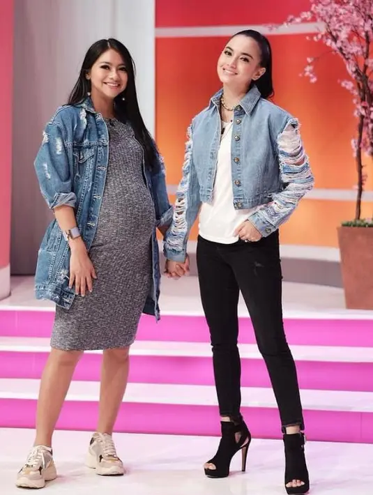 7. Sementara Rini, cenderung tampil feminin mengenakan bodycon dress dan jaket jeans. (Instagram/ririnekawati/riniyulianti).