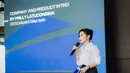 Prilly Latuconsina padukan kemeja putih yang jadi seragam dipadu dengan celana hitam polos [@prillylatuconsina96]