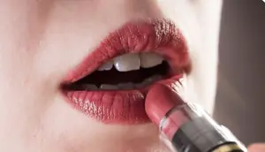 8 Tips Memakai Lipstik yang Salah Shade, Jangan Biarkan Mubazir