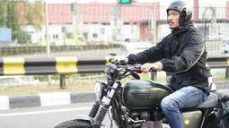 Ayah dari Salma ini semakin keren dan macho saat mengendarai moge kepunyaannya. Koleksi moge Rio pun terbilang cukup banyak. Mulai dari Triumph Street Cup, BMW G 310 GS, Chopper, Triumph Bonneville Bobber, hingga BMW S 1000 XR. (Liputan6.com/IG/@riodewanto)