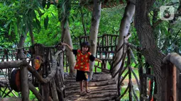Seorang anak menikmati fasilitas Rumah Pohon di Taman Kebersihan 3, Cengkareng Barat, Jakarta, Rabu (22/1/2020). Dengan adanya rumah pohon ini menambah daya tarik pengunjung. (merdeka.com/Magang/Muhammad Fayyadh)