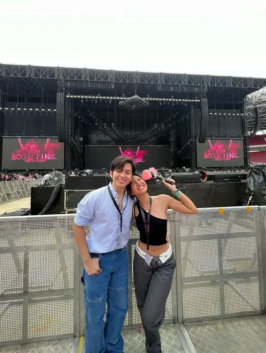 <p>Tak hanya sendiri, Shenina ditemani Angga saat nonton BLACKPINK di GBK. [Foto: instagram.com/shenacinnamon]</p>