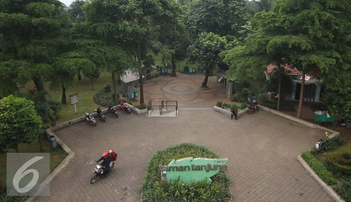 Suasana di depan Taman Tanjung, Jakarta, Senin (7/11). Dinas Pertamanan dan Pemakaman DKI Jakarta mengatakan bahwa Ruang Terbuka Hijau (RTH) di Provinsi DKI Jakarta hingga saat ini baru mencapai 14,94%. (Liputan6.com/Immanuel Antonius)