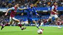 Pemain Chelsea, Ruben Loftus-Cheek berusaha melewati pemain Aston Villa, Alex Moreno pada laga lanjutan Liga Inggris di Stamford Bridge, London, 1 April 2023. Pada musim 2022/2023, Loftus-Cheek mendapatkan kesempatan tampil cukup banyak. Ia tercatat telah memainkan 33 pertandingan di semua kompetisi dengan membuat dua assist. AC Milan dikabarkan tertarik memboyong sang pemain untuk pengganti Sandro Tonali. (AFP/Justin Tallis)