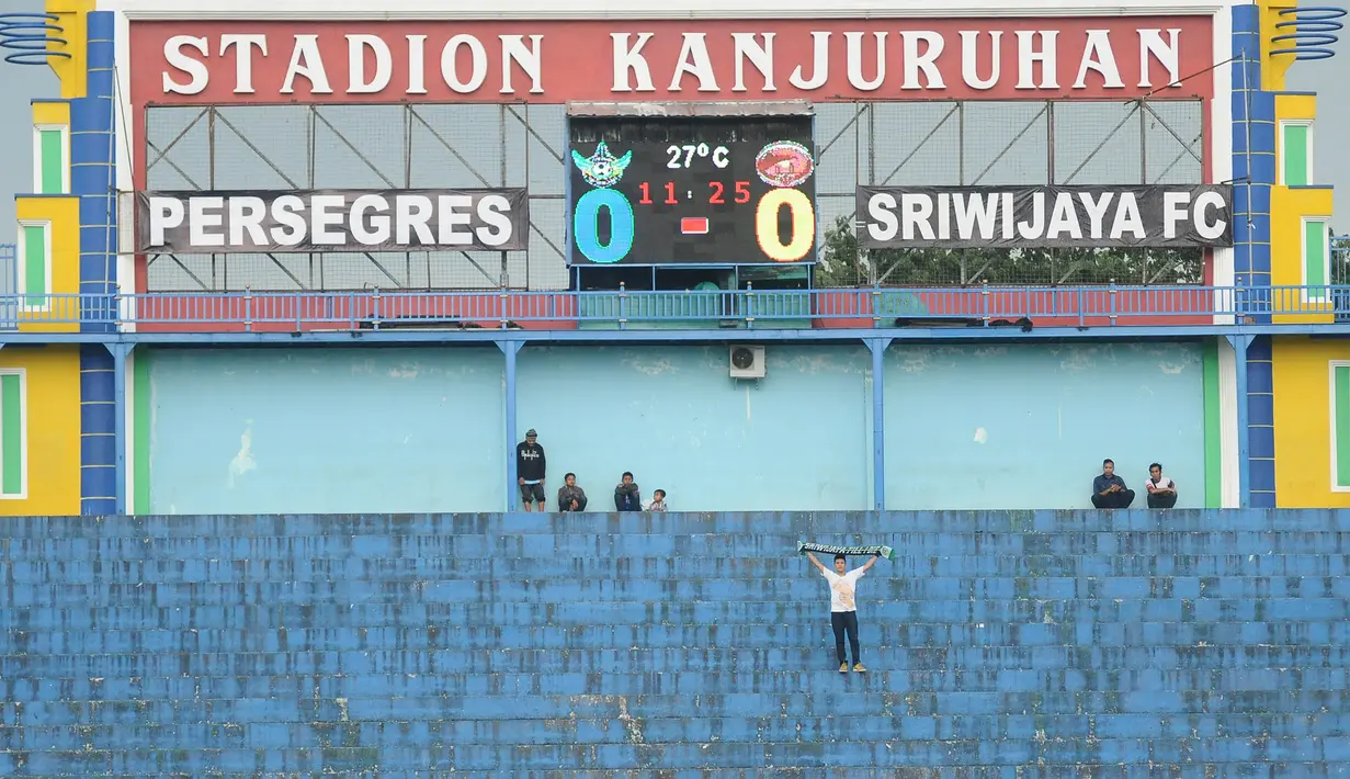 Sepinya penonton yang menyaksikan laga Sriwijaya FC melawan Gresik United pada laga Piala Jenderal Sudirman di Stadion Kanjuruhan, Malang, Kamis (19/11/2015). (Bola.com/Kevin Setiawan)