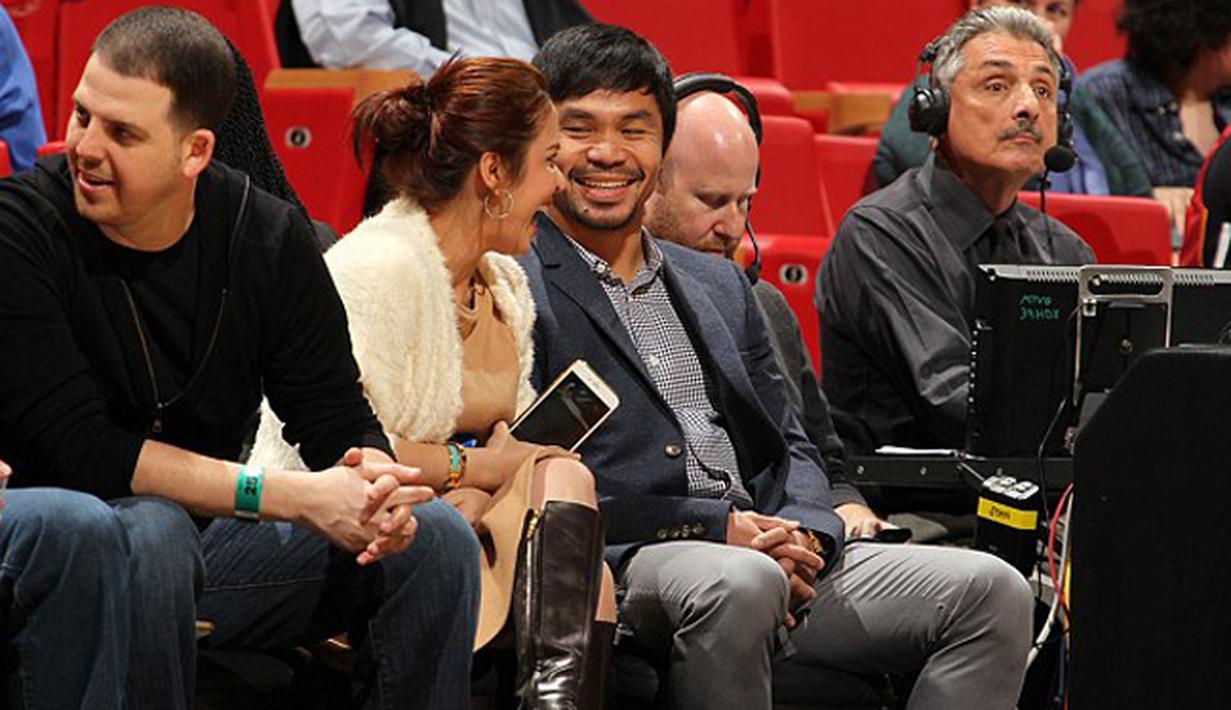 Manny Pacquiao saat menyaksikan pertandingan NBA antara Miami Heat dan Milwaukee Bucks, AS, Rabu (28/1/2015). (Dailymail)